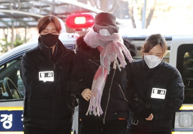 집행유예 기간 중 또 마약 투약 혐의로 경찰 수사를 받은 남양유업 창업주 외손녀 황하나씨가 지난 7일 영장실질심사를 받기 위해 서울서부지법에 출석하고 있다. /사진=연합뉴스