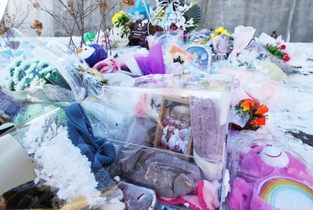  7일 오후 경기도 양평군 하이패밀리 안데르센 공원묘원에 양부모의 학대로 생후 16개월 만에 사망한 정인 양을 추모하며 시민들이 갖다 놓은 사진과 꽃 등이 놓여 있다.(사진=연합뉴스)