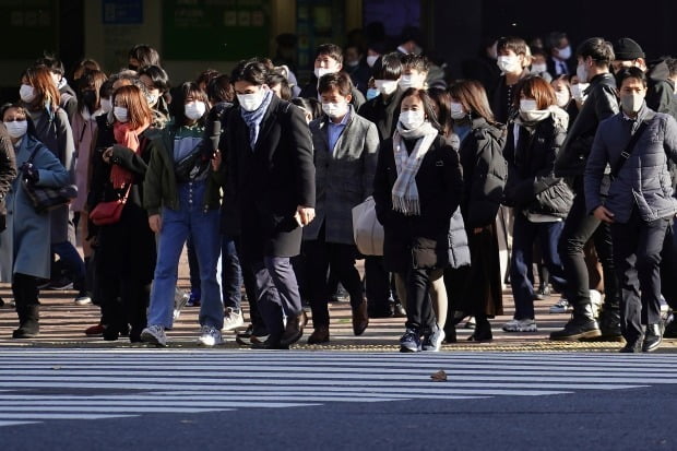 일본 정부가 신종 코로나바이러스 감염증(코로나19) 확산 방지를 위해 수도권에 긴급사태를 선언할 예정인 가운데 7일 마스크를 쓴 도쿄 시민들이 시부야 지역의 횡단보도를 건너고 있다. /연합뉴스