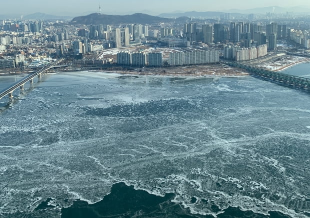  9일 서울 영등포구 여의도 63빌딩에서 바라본 한강이 얼어 있다.  사진=연합뉴스