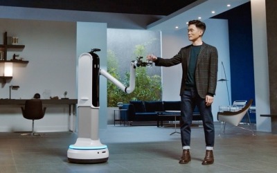 '미래 가전' 선보인 삼성…AI 오븐이 조리한 음식, 로봇이 나른다 [영상]