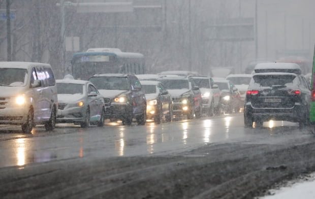  많은 눈이 내린 12일 오후 서울 세종대로에서 차들이 서행하고 있다.  (사진=연합뉴스)