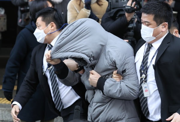 16개월 된 입양 딸 정인 양을 학대해 숨지게 한 혐의를 받는 양부모의 첫 재판이 열린 13일 서울남부지법에서 양부 안 모 씨가 재판을 마치고 나오고 있다. 사진=연합뉴스