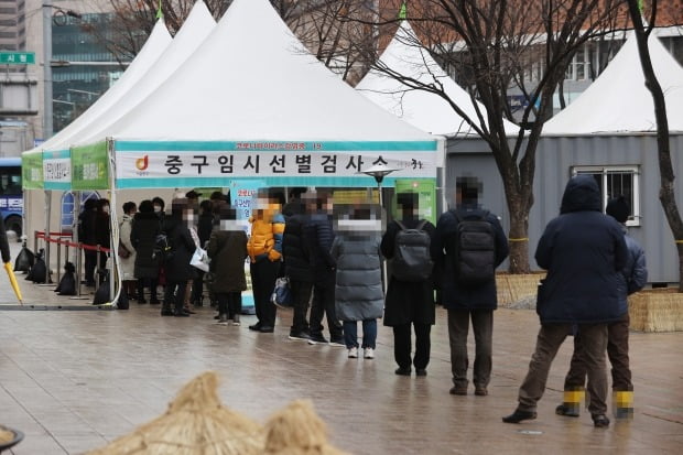 신종 코로나바이러스 감염증(코로나19) 확진자가 나흘째 500명대를 기록한 15일 오후 서울시청 앞 마련된 임시선별진료소에서 시민들이 검사를 받기 위해 줄을 서 있다. 사진=연합뉴스