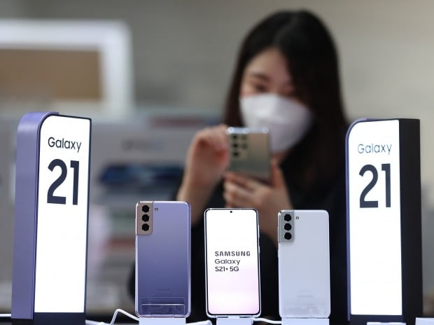There is a Chinese company that sells more mobile phones in the global market than Samsung.