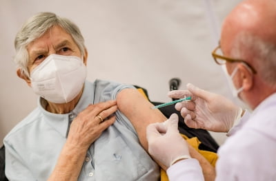 독일 100만명, 영국 350만명 코로나19 백신 1차 접종 완료