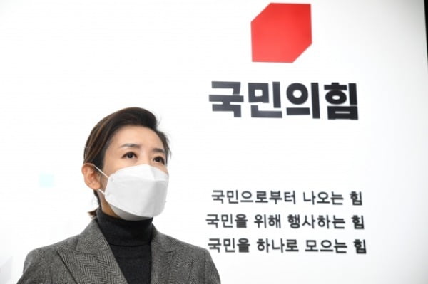 나경원 전 원내대표가 18일 오전 서울 여의도 국민의힘 당사에서 서울시장 보궐선거 경선 후보등록을 마친 뒤 질문에 답하고 있다.  /사진=연합뉴스