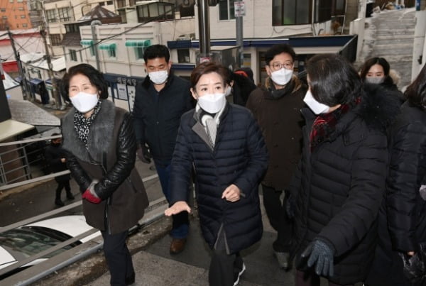 나경원 전 원내대표가 18일 서울 용산구 서계동 도시재생사업현장을 찾아 주민들과 이야기를 나누고 있다. /사진=연합뉴스