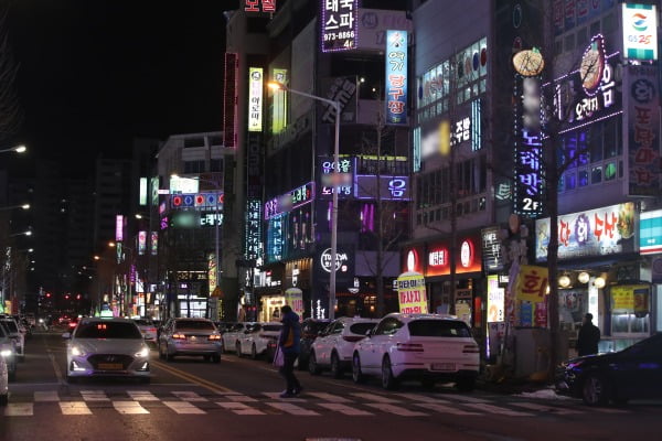 18일 오후 광주 광산구 쌍암동 한 유흥업소 밀집 지역에서 간판 불이 켜져 있다. 광주 유흥업소 일부 업주들은 정부의 사회적 거리두기 연장에 반발하며 이날부터 영업금지 조치에 불복하기로 했다가 늦은밤까지 이어진 방역 당국의 설득에 영업 강행 방침을 철회했다/사진=연합뉴스