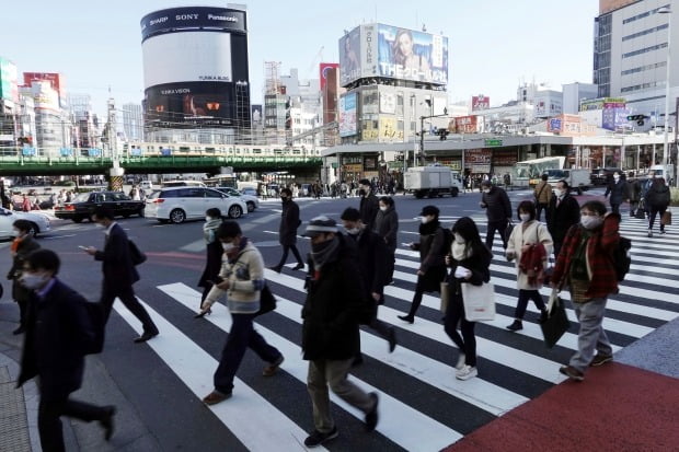 일본 수도 도쿄에서 마스크를 쓴 시민들이 횡단보도를 건너고 있다. 사진=연합뉴스