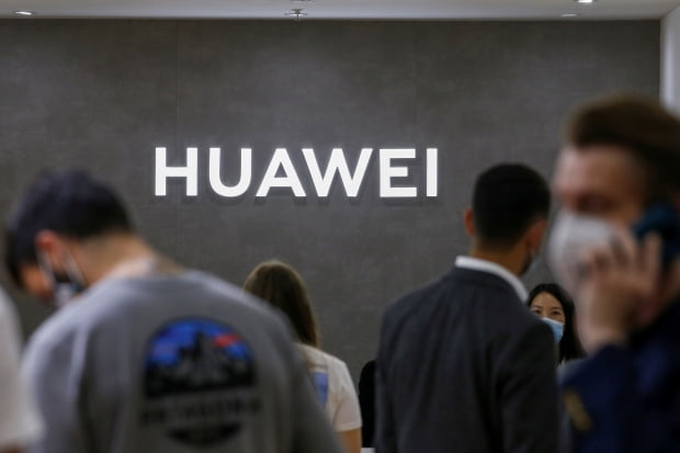White flag on US formulation…  Huawei gives up expensive smartphone business