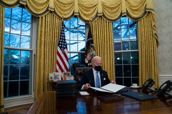 조 바이든 미국 대통령이 지난 23일 백악관 집무실에서 행정명령에 서명하고 있다. AP연합뉴스 