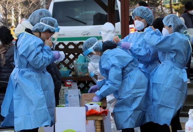 광주에서 북구의 한 교회 관련 확진자가 15명의 쏟아져 나와 24일 오전 확진자가 다녀간 광주 북구의 한 유치원에 임시 선별진료소가 차려지고 있다. /사진=연합뉴스