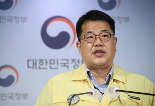 손영래 중앙사고수습본부 사회전략반장이 24일 정부서울청사에서 신종 코로나바이러스 감염증(코로나19) 대응 현황 등에 대해 비대면 정례브리핑을 하고 있다. /사진=연합뉴스