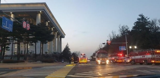  25일 오후 "여의도 국회의사당을 폭파하겠다"는 익명의 협박 문자가 경찰에 접수돼 조사에 나섰으나 고등학생이 보낸 허위문자였던 것으로 확인됐다. 사진은 이날 국회에 출동한 소방차. /사진=연합뉴스