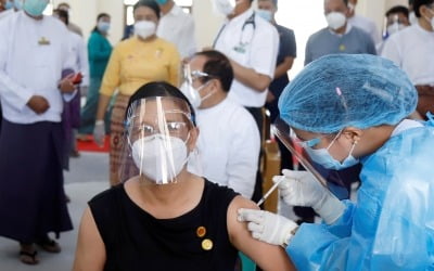 미얀마 코로나19 백신 첫 접종…의료진 대상