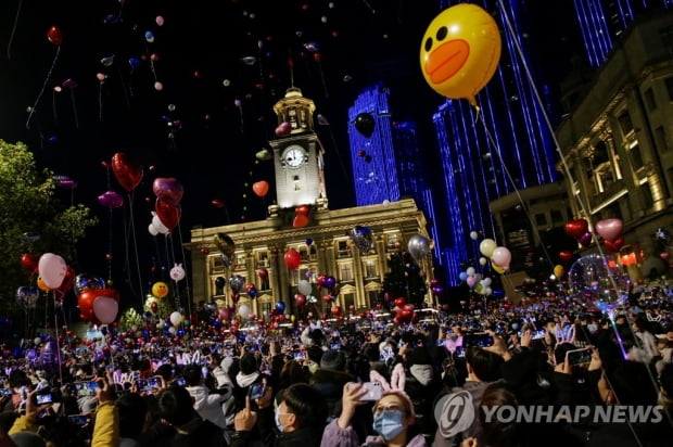 코로나 대유행 속 각국 차분한 새해맞이…우한선 대규모 축제