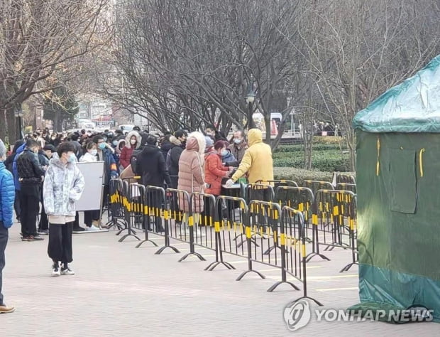 중국 자국산 코로나 백신 접종 개시…영국발 변이 유입