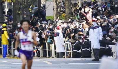 日 코로나19 급속 확산하는데…마라톤대회 밀집 응원 논란