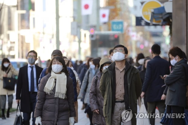 긴급사태 선포 앞둔 도쿄 코로나 신규 확진 또 1천명대