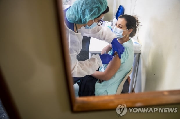 포르투갈 40대 의료진, 화이자 백신 접종 이틀 뒤 사망