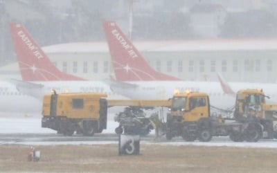 '매서운 눈보라에 맹추위까지' 제주공항 항공편 75편 결항