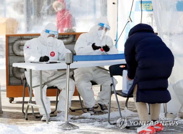 정부 "코로나19 3차 유행 정점 지나 감소세…일평균 700명대"