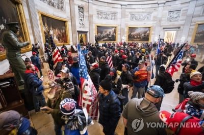 "마스크·거리두기 없었던 미 의회 난입, 코로나 급증 부를 것"