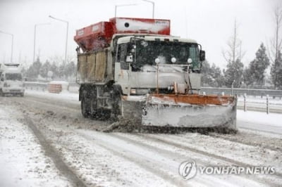 제설제 바닥났는데도 '눈 치우는 시늉' 지시에 갈등 폭발