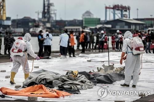 62명 탑승 인니 여객기 추락해역 수색…"훼손된 시신 발견"