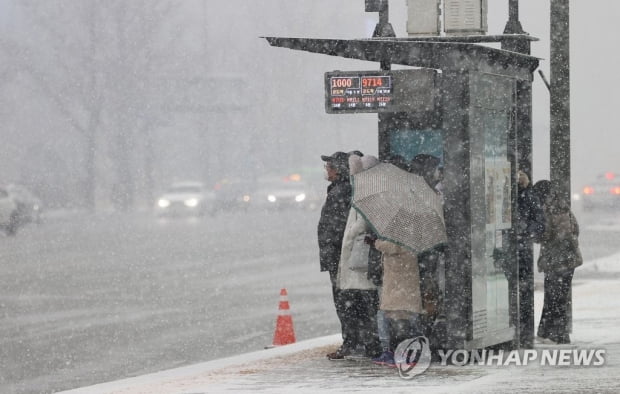 인천에 시간당 1∼2cm 강한 눈발…퇴근길 혼잡 우려