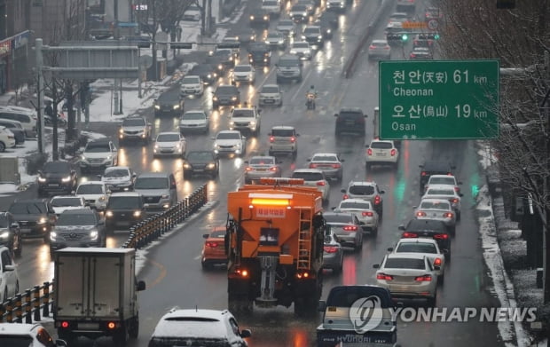 경기 곳곳 대설특보…밤까지 강한 눈발에 퇴근길 혼잡 우려