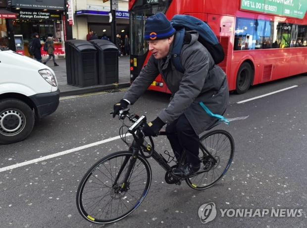 런던 공원서 자전거 탄 존슨 총리, 봉쇄 지침 위반 논란