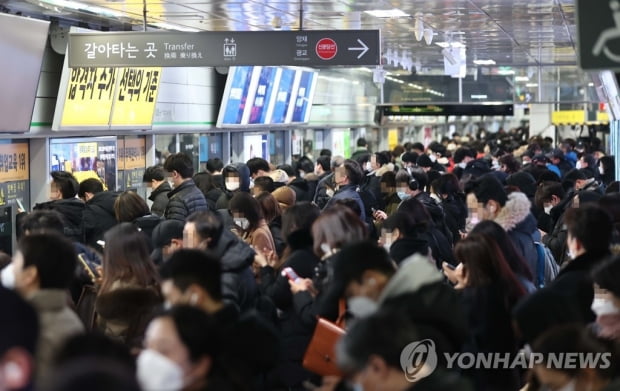 또 퇴근하다 눈길에 갇힐라…차 회사에 두고 지하철로 발걸음