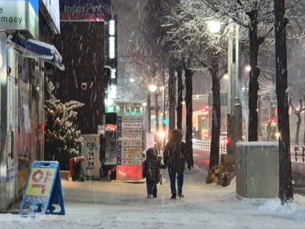 또 퇴근하다 눈길에 갇힐라…차 회사에 두고 지하철로 발걸음