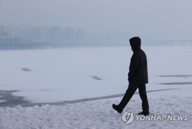 추위 풀리며 빠르게 녹은 눈…출근길 교통대란 없었다