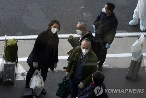 '코로나 책임' 밝혀질까…WHO 전문가팀 마침내 우한 도착