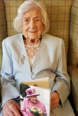 코로나 이겨낸 106살 영국 할머니 "우유와 위스키가 장수 비결"