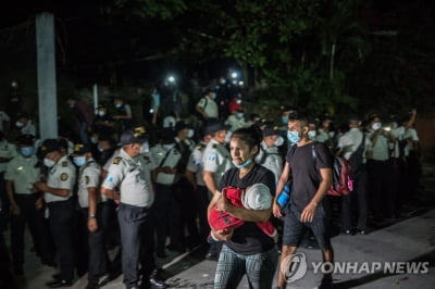 '수천㎞ 걸어 미국으로' 온두라스 캐러밴, 과테말라 도착