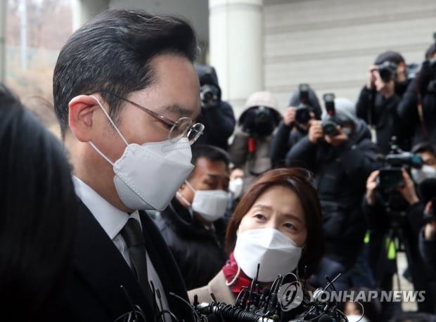 이재용, 국정농단 파기환송심서 징역 2년6개월·법정구속