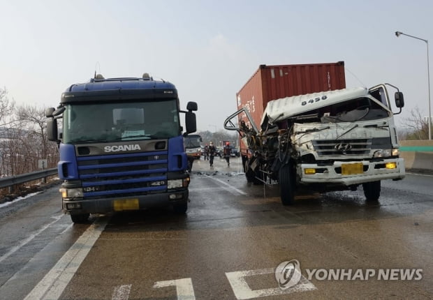 폭설에 곳곳서 '쾅쾅쾅'…서해안고속도로 35중 추돌사고