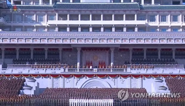 김정은, 새로 뽑힌 당·내각 간부들과 기념촬영…'이민위천' 강조