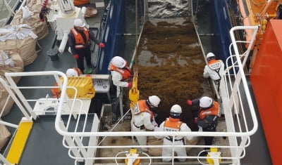 경비함에 드론까지…서해해경, 괭생이모자반 입체 수거작전 눈길