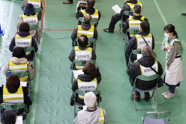 일본서 백신 접종 모의훈련 해보니…의료진 부족난 예상