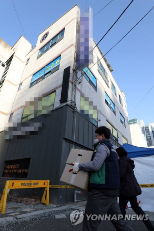 오늘도 400명대, 내일 거리두기 조정…감염확산에 단계완화 제동