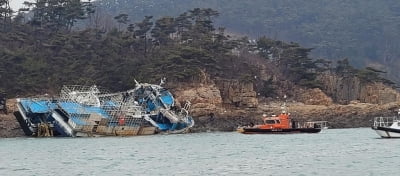 서해서 어선 2척 갯바위에 얹혀 좌초…선원 5명 구조