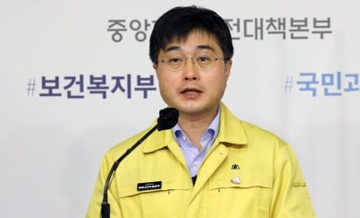 [속보] "대규모 집단감염 속에서도 '3차 유행' 관리되고 있다"