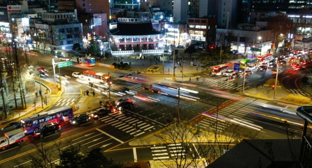 31일 오후 서울 종로구 보신각 주변이 교통통제 없이 정상 운행되고 있다. 보신각 타종행사는 신종 코로나바이러스 감염증(코로나19)으로 인해 67년 만에 처음으로 비대면 방식으로 열렸다. 사진=뉴스1
