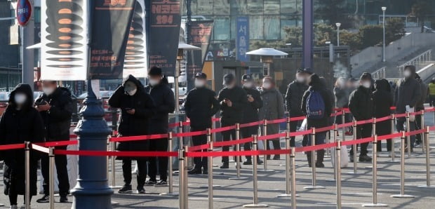 코로나19 임시선별검사소에서 시민들이 검사를 받기 위해 줄을 서고 있다.(사진=뉴스1)