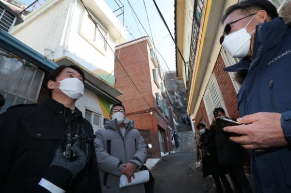 지난 1일 '서울시민 주거안정'을 위한 현장 점검에 나선 안철수 국민의당 대표가 서울 창신동 도시재생구역을 방문해 주민과 대화를 나누고 있다. /사진=뉴스1